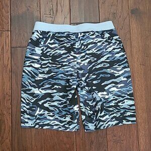 NWT Under Armour blue camo athletic shorts with a drawstring waist size Large